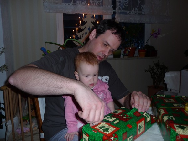 Weihnachten ist doch am schönsten oder? Vor allem für dier kleine Sarah. Weihnachten ist doch am schönsten oder? Vor allem für dier kleine Sarah.