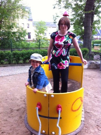 Hier sind Mama und Sarah bei Bootfahren auf dem Spielplatz in Zwönitz unterwegs. Hier sind Mama und Sarah bei Bootfahren auf dem Spielplatz in Zwönitz unterwegs.